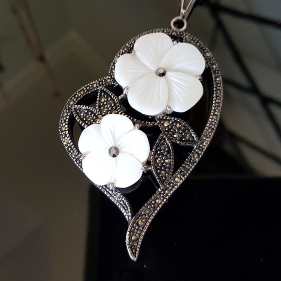 Jewelry - WHITE SALE❣Mother of Pearl Flowers n Heart Pendant